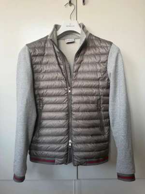 Moncler cardigan  - Hej, säljer nu denna otroligt schyssta Moncler Cardigan i modellen Maglia. | Otroligt snygg färg som passar till allt, har två små skavanker men inget som syns tydligt, visas på bild 4,5. | Orderbekräftelse finns, så självklart äkta. | Hör av er vid frågor!🌟