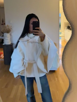 Kappa från Gina  - Trendig kappa från Gina tricot. Knappt använd i storlek xs🤍 skriv privat för fler bilder eller frågor 