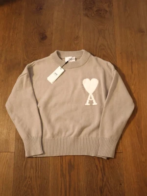 Ami Paris Sweater - Tröja i nyskick. Skickar snabbt och säkert.