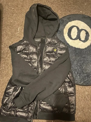 Cardigan lyle and scott - Snygg cardigan från lyle and scott. I storleken 16-15 eller M. Köpte på kidsbrandstore för 1250kr för ungefär 2 månader sedan, men jag har inte använt den så mycket eftersom att den inte riktigt passar mig så den är Ändast använd ett par gånger, ca 5-10 gånger. Den är väldigt bekväm annars och väldigt snygg.