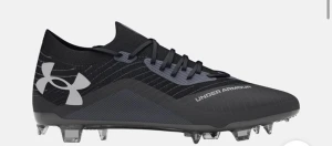 Svarta fotbollsskor från Under Armour - Snygga svarta fotbollsskor från Under Armour med låg profil och spetsig tå. Skorna har en stor vit logga på sidan, snörning och slitstarka dobbar för bra grepp på planen. Tillverkade i syntetmaterial för lätt vikt och smidig känsla. Det är elites. Klicka på bilden för att se hela skon