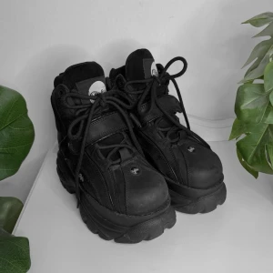 Buffalo Sneakers - Coola svarta platåsneakers från Buffalo i äkta läder 😌🖤Storlek 37 (innermått 23cm, platåhöjd: 5cm) 📏I bra använt skick med små ytliga/kosmetiska tecken på användning. Nypris 3045kr, säljer för 949kr. Köp nu ✉️