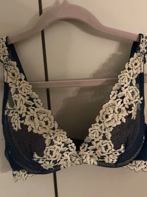 Mörkgrön intimissmi bh - Så snygg mörkgrön/mörkblå intimissmi BH💓gammal modell och går att ta röra översidan så den är inte sönder💓tror det är storlek 75B, inte använd så mycket❤️