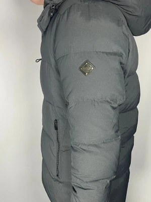 J.Lindeberg Jacka - Säljer en extremt snygg och trendig J.Lindeberg jacka i fint skick, storlek M, vid frågor är det bara att skriva //Gramenti