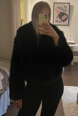 Svart pälsjacka från Zara - Populära och slutsålda pälsjackan från Zara i svart. Jackan är varm och gosig, perfekt nu under vintern och början av våren! Riktigt lyxig, bra material. Fuskpäls. Stl M - normal i storleken. Aldrig använd, prislapp sitter kvar. Nypris 1099 kr (prislappen stämmer inte riktigt för det är en US prislapp…)