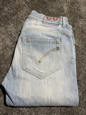 Dondup jeans - bra skick - W32 - Dondup jeans - skick: grymt skick - tillbehör: endast jeans - nypris över 3000kr - v.collection