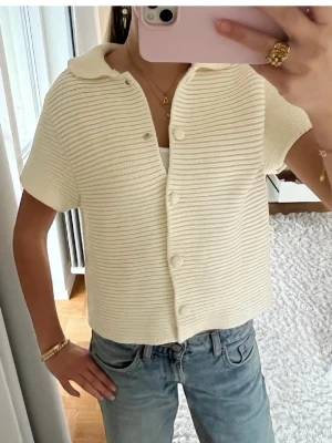 Vit ribbad kofta med kort ärm - Jättesöt vit kofta med korta ärmar och knappar framtill❤️storleken är M men sitter som en S på mig som har xs / s i kläder!❤️aldrig använd!
