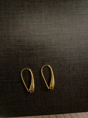 Guld örhänge 18 karat  - Örhängena väger 5 gram