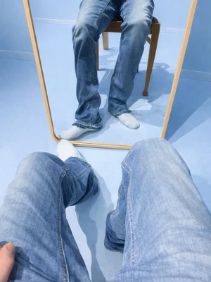 Blå raka jeans med slitningar - Säljer ett par klassiska blå jeans med raka ben och lätt slitna detaljer. Jeansen har fem fickor, normal midja och dragkedja med knapp. Perfekta för en avslappnad och stilren look. Materialet är denim i bomull.