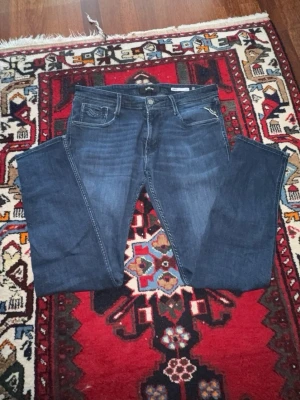 Mörkblå jeans från Replay - Säljer ett par mörkblå jeans från Replay med klassiska raka ben. Har ej andvänt jeansen alls eftersom storlek. Så de är helt nytt skick.