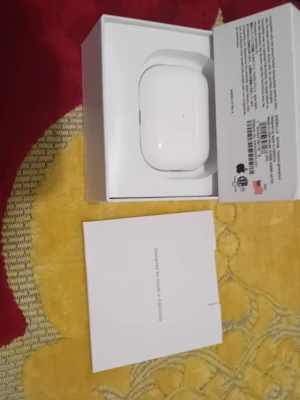 Apple AirPods Pro 2 - Säljer ett par Apple AirPods Pro 2 med vitt laddningsetui. Trådlösa in-ear hörlurar i stilren design med silikonproppar och kompakt form. Levereras i originalförpackning med tillhörande manual. Perfekta för musik, samtal och träning.