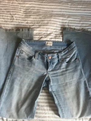 Jeans lågmidjade blå Abrand - Slutsålda lågmidjade bootcut jeans ifrån Abrand i ljusblå🤍Modell: 00 Super Low Flare, Storlek: W28 tall - perfekta i längden för mig som är 171🤍Nypris: 999 kr 
