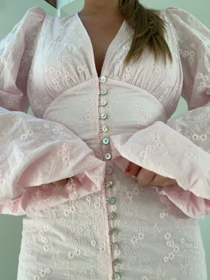 Adoore klänning - Supersöt ljusrosa adoore klänning som är helt ny och använd noll gånger!💕