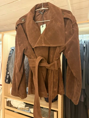 Brun mocka trenchcoat med skärp - Snygg brun trenchcoat i mocka