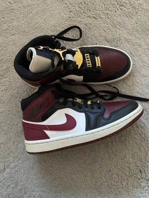 Jordans - Super snygga jordans, storlek 38 endast använda en gång och är köpta för 3600kr från merchsweden, gulddetaljerna är avtagbara. Som nya