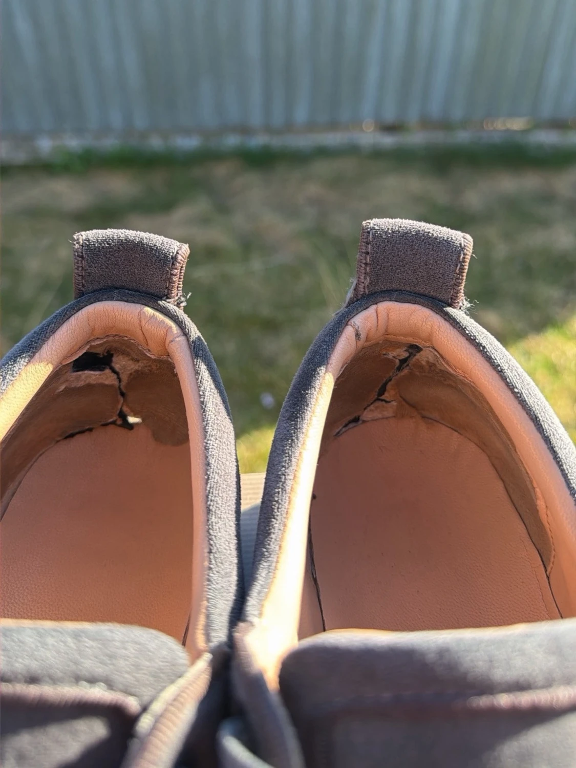 Gråa Louboutin sneakers med röd sula - 3