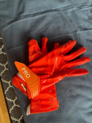 Målvakts utrustning innebandy  - Handskar, byxor, tröja. XXS-XS om priset inte passar skicka förfrågan. Allt tillsammans är över 3000kr nytt
