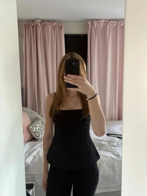 Svart bandeu topp från ZARA - Superfin populär svart bandeu topp från Zara, aldrig använd endast testad!! Har prislappen kvar! Pris kan diskuteras💕