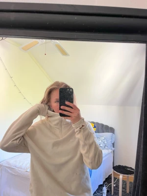 LXA Fleece - Så skön fleece tröja från lxa,den är i storlek S men unisex så att det sitter lite oversized på mig. Sparsamt använd så tröjan är i fint skick☺️