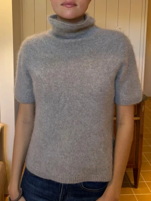 Ljusgrå stickad tröja soft goat - Säljer min jättefina soft goat tröja ”BRUSHED SHORT SLEEVE TURTLENECK”. Den är i storlek S och färgen Greige. Nypris 2 895kr. Den är tvättad en gång och blev lite mer kompakt men inget jag skulle säga märks mycket. Därav det lite lägre priset, fortfarande väldigt fin🩷