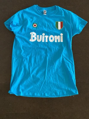 Retro maradona t shirt - Snygg retro maradona t shirt. Bra skick. Storlek S, men liten i storleken. 