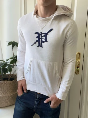 Ralph lauren hoodie   - Ralph lauren hoodie, liten på modellen. Något mindre hål i mitten och några små oranga fläckar på ryggen! Modellen i bilderna är 180 cm 75 kg och bär Storlek S  , Kom med frågor! 🌟 (Kan gå ned i pris vid köp av paket 😉) 