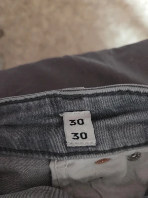 Gråa Jack & Jones jeans - Jeansen är väldigt bra skick och har ett stretchat tyg. Dem är riktigt sköna och passar bra.
