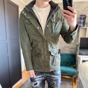 J.lindeberg field jacket - Mycket bra skick, inga defekter! Passar dig som är mellan 170-180cm ungefär. Modellen är 185 cm, 75kg. Sänkta priser på köp av fler varor! Skriv för mer information🤝