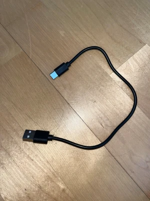 Laturi USB C - Musta USB C pään laturi. Noin 30cm pitkä. Eläintalous MMM Katsothan myös muut ilmoitukseni Tarjoa 