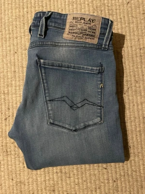 replay jeans  - Tja säljer nu ett par replay jeans, slimfit, med bra passform och en skön färg, ‼️OBS‼️hör av er vid minsta lilla fundering, priset sitter ej fast vid snabb affär, W31 L34