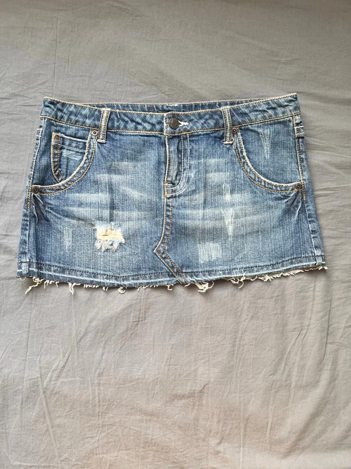 Jeanskjol med slitna detaljer - 1