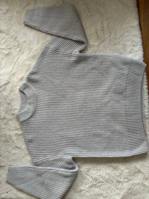 Ljusgrå stickad tröja FB Sister - Säljer en ljusgrå stickad tröja från FB Sister i storlek XXS. Tröjan har rund halsringning, ribbade muddar och nederkant samt ett klassiskt rakt snitt. Perfekt för dig som gillar enkel och stilren design. Den är inte använd många gånger, pris kan diskuteras. 
