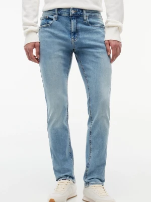 Ljusblå slim fit jeans Tommy Hilfiger - Snygga ljusblå slim fit jeans från Tommy Hilfiger med logga på myntfickan. Endast testade, alla lappar sitter kvar. Storlek W32 L32