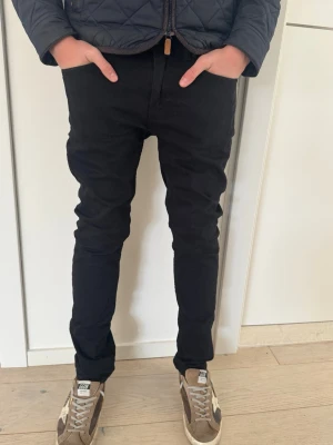 Acne Studios Svarta Jeans - Sparsamt använda sällsynta svarta Acne Studio jeans. Nypris 3400kr. Storlek 31/32, kom med funderingar!😊