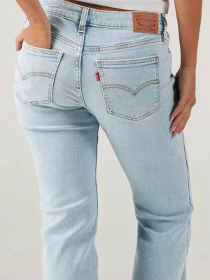 Ljusblå bootcut jeans från Levi's - Säljer mina ljusblåa jeans från levis då dem inte kommer till användning, storlek 25 längd 34. Nypris 949, skriv privat för fler bilder🩷