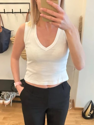 Linne från Zara  - Supersnygga linne från Zara. Aldrig använt. Säljer likadant i svart