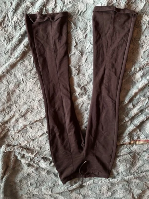 Svarta basic leggings - Ett par svarta leggings i stretchigt och mjukt material. De har en enkel och klassisk design utan synliga detaljer eller fickor. Perfekta att matcha med oversized tröjor eller hoodies. Passar dig som gillar en clean och bekväm stil.