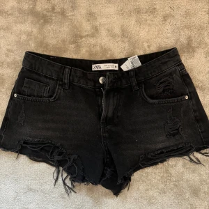 Lågmidjade jeansshorts - Säljer dessa supersnygga lågmidjade jeansshorts från zara! De har vart använda men har inga defekter eller tecken på användning❣️ st 36