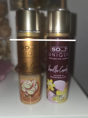 So...? Unique Body Mist duo - Två body mists från So...? Unique: Truffle Cream med vit choklad och kokosblomma i guldigt rör, samt Vanilla Candy med socker och marshmallow i lila rör. Båda flaskorna har metalliskt guldfärgat lock och rymmer 150 ml.