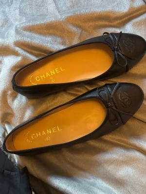 Ballerina skor - Aldrig använda pågrund av att de är för små i storleken. Passar 37,5-38. Svarta med fina detaljer