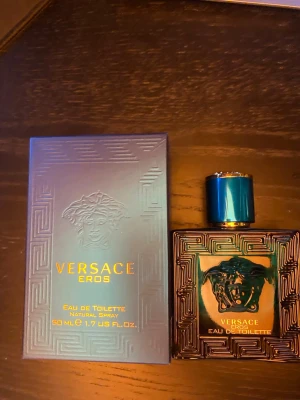 Versace Eros Eau de Toilette 50 ml - Versace Eros Eau de Toilette. Medföljer originalkartong. Knappt använd. Skulle tippa på 45 ml kvar