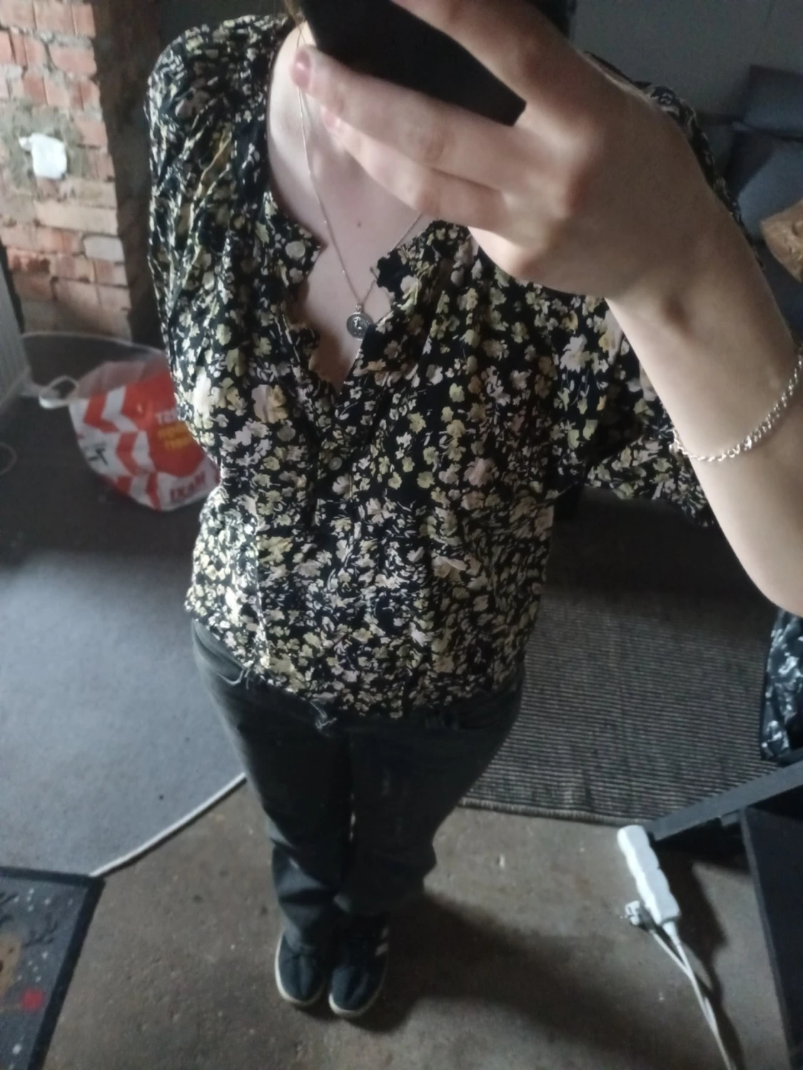 Svart blommig blus från Lindex - 1