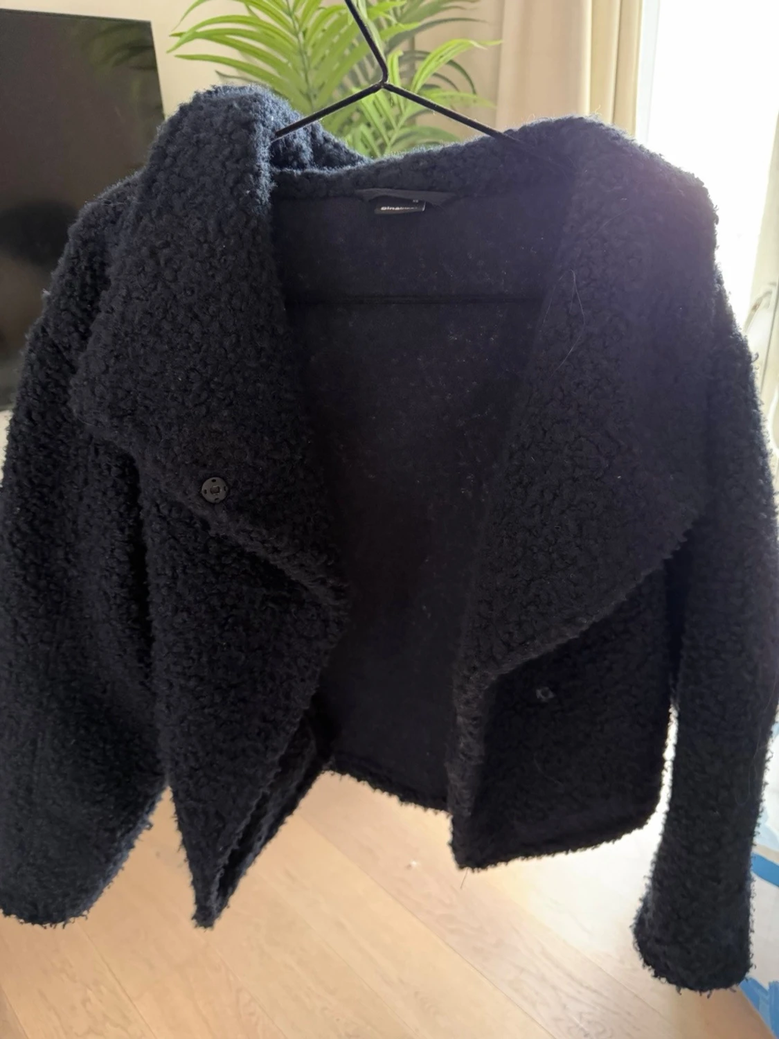Svart teddyjacka med stor krage - 1