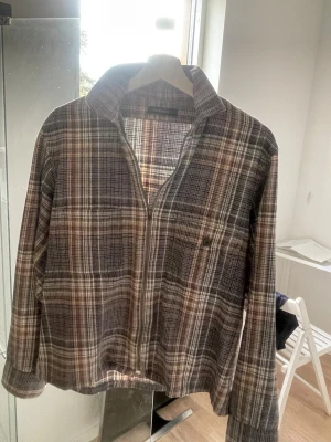 Tunn overshirt  - En otroligt snygg overshirt från Paul & friends i storlek S! Overshirten i sig är sällsynt och elegant men dragkedja istället för knapp. Matchar vilka jeans som helst och passar inför sommaren lite svala kvällar där du vill känna dig stilren! Tveka inte o höra av dig om frågor 