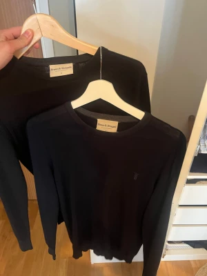 Merino Ull Tröjor från Bruun & Stengade - Två merino ull tröjor från Bruun & Stengade i mjukt material (ena är svart och andra är mörkblå). Tröjan har rund halsringning, långa ärmar och ribbade muddar. Perfekt basplagg för en stilren look och enkel att matcha med olika outfits. 200 för en, 350 för båda! Nice för sommaren!☀️☀️
