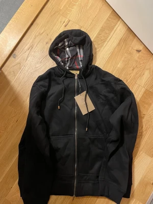 Burberry zip hoodie - Helt ny, storlek XXL men sitter som L/Xl, 1-3 dagars leveranstid