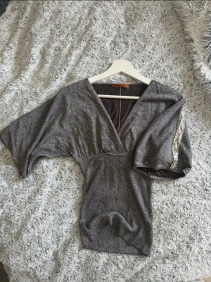 Grå glittrig topp  - En superfin grå glittrig topp, perfekt till fest!🤩 Storlek S 