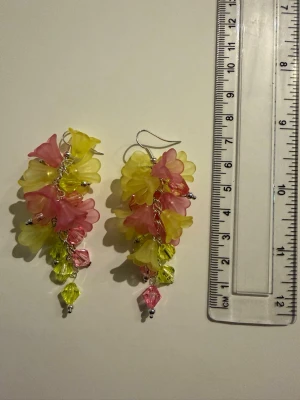 Färgglada blommiga örhängen - Hemgjorda örhängen som är nickelfria 