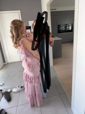 Ljusrosa långklänning med volanger - Säljer en jätte fin rosa klänning till sommaren. Andvänt den 1 gång så det är bra skick. Ordinarie pris 800