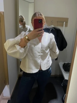 Fin topp - Jätte fin tröja från stockh lm som tyvärr inte kommer till användning. Endast använd fåtal gånger! Liten i stl